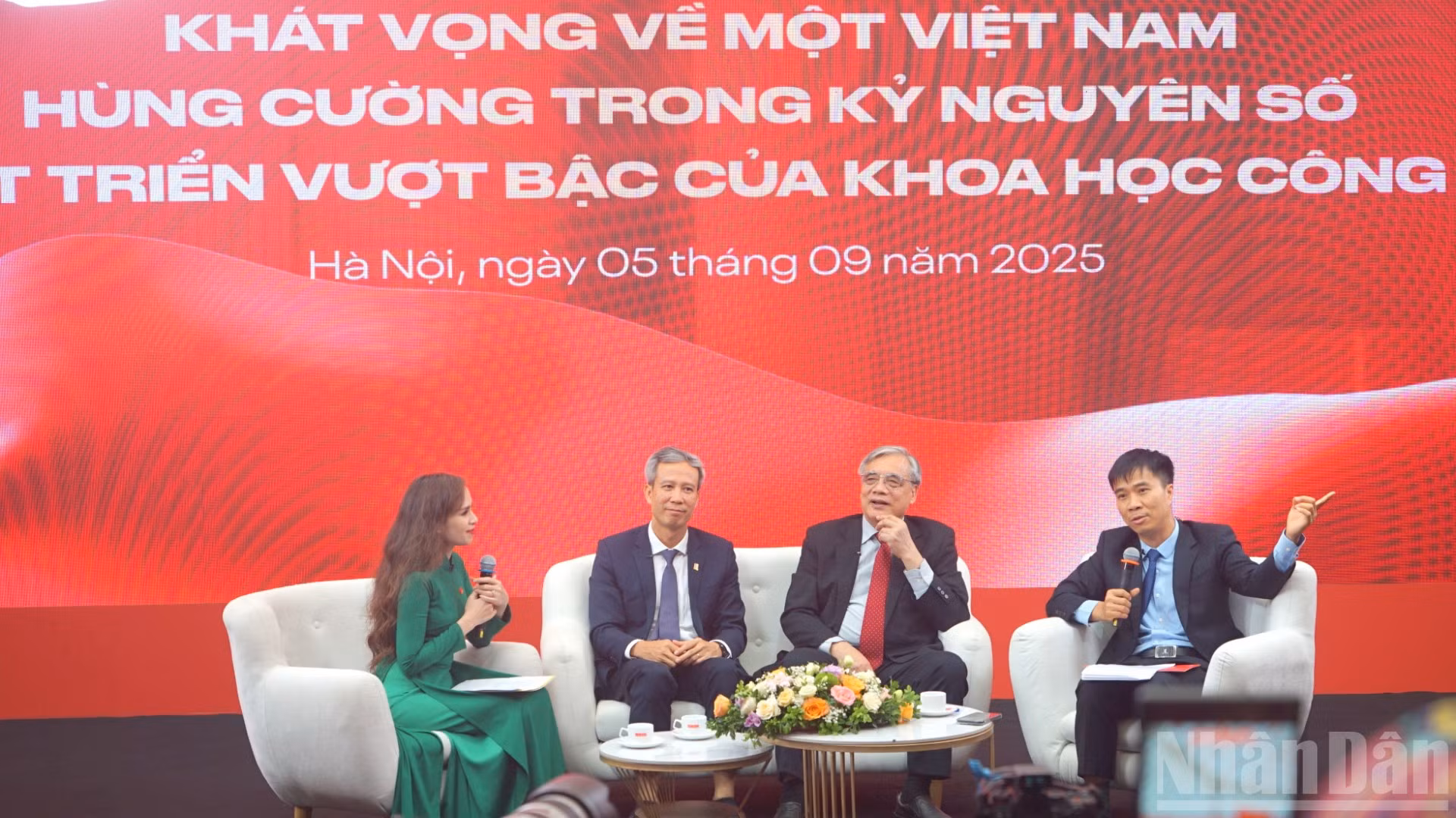 Các diễn giả chia sẻ tại tọa đàm. (Ảnh: TRUNG HƯNG)