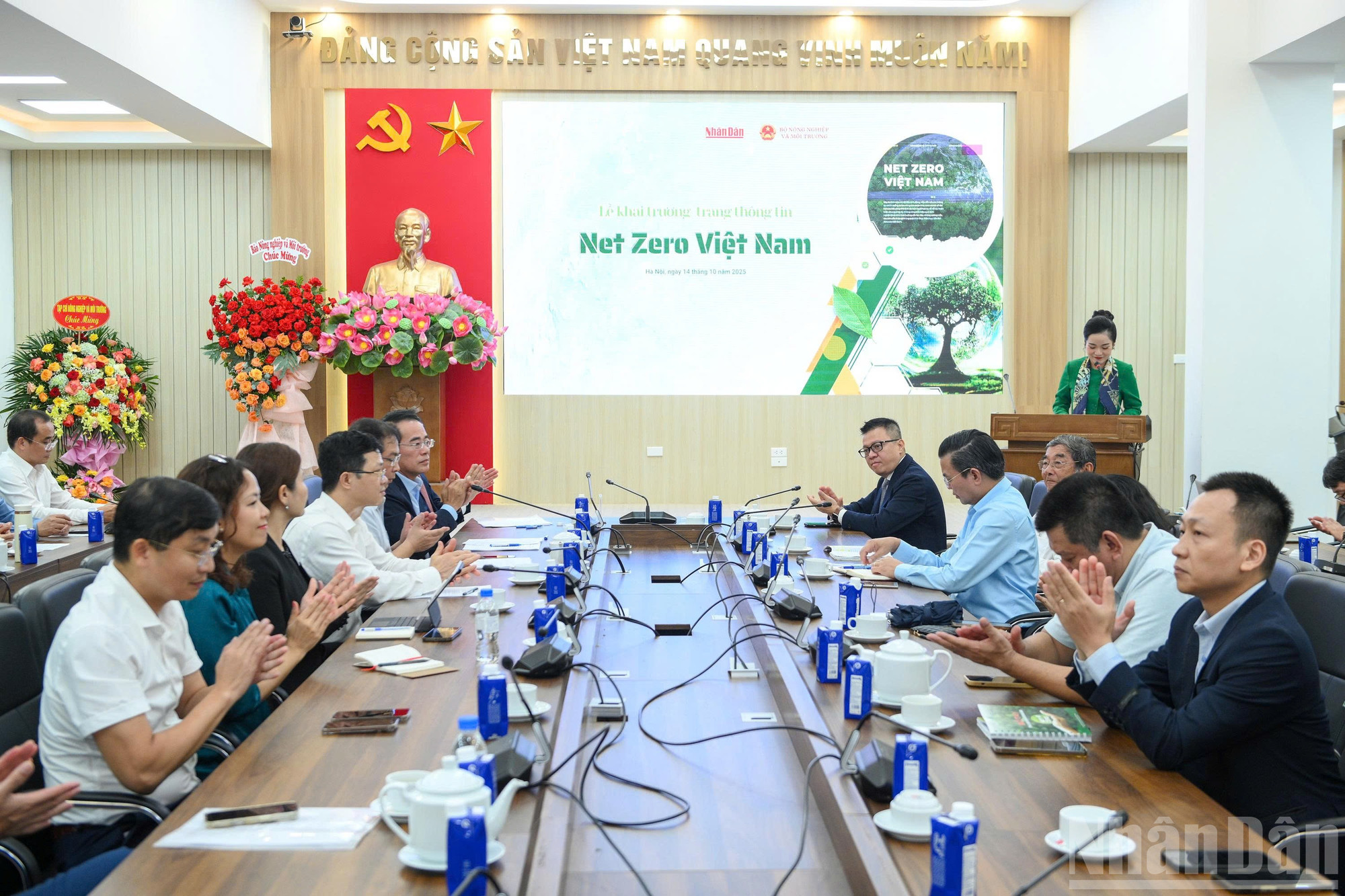 Quang cảnh lễ ra mắt trang thông tin Net Zero Việt Nam tại trụ sở Báo Nhân Dân. ndo_br_z7114726486973-2805fb22f6a15bfa3a422e33858552a0.jpg