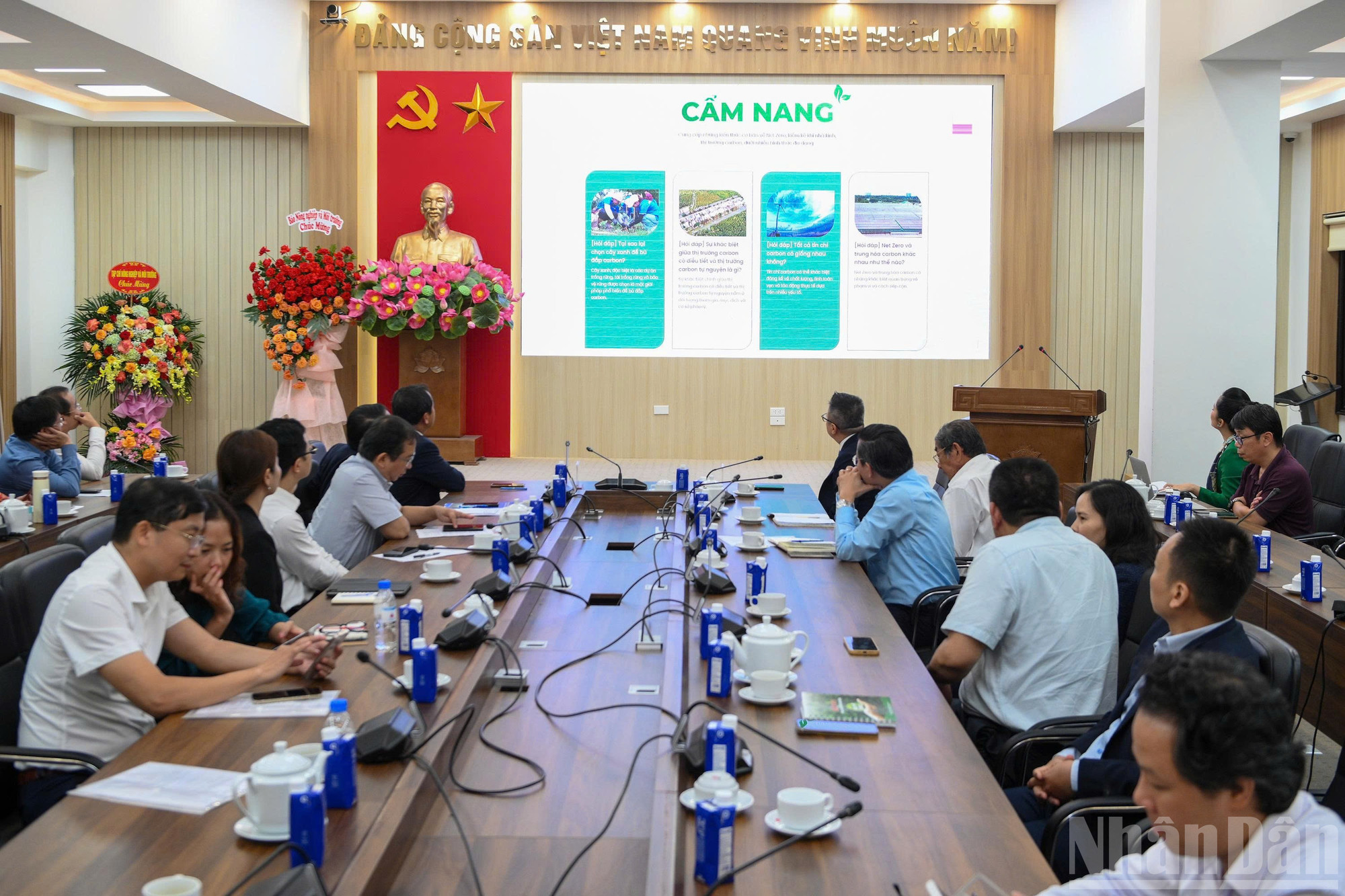 Các đại biểu xem video giới thiệu về trang thông tin Net Zero Việt Nam. ndo_br_z7114727328620-99b079550427c5ccda786c628b6f7893.jpg