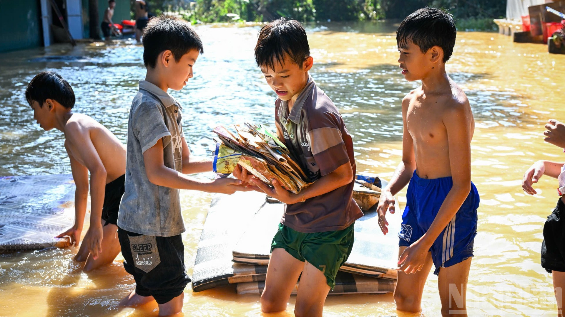 Học sinh “phơi con chữ” nơi rốn lũ Lạng Sơn, háo hức chờ ngày trở lại lớp học.