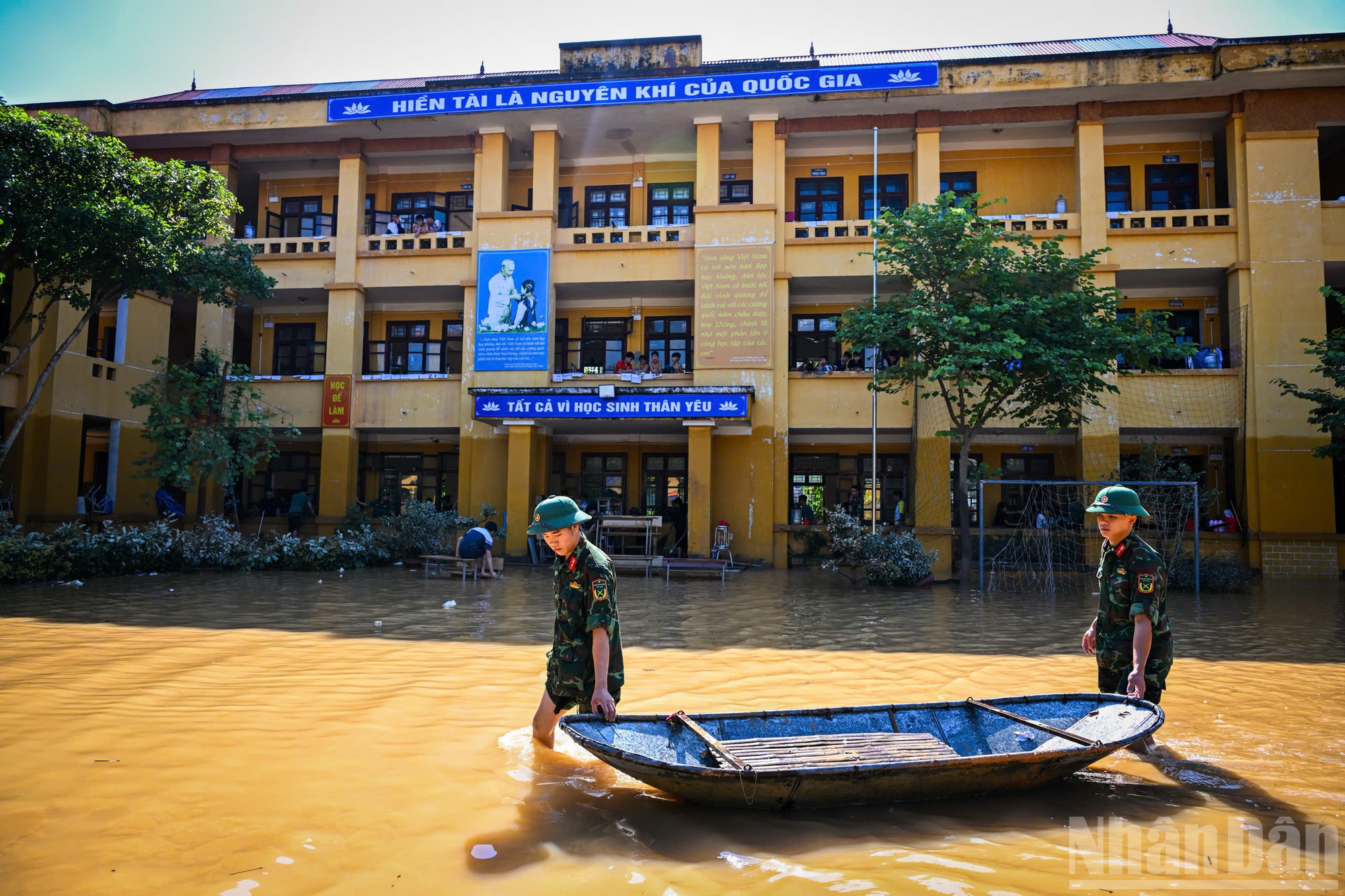 Khẩn trương khắc phục hậu quả mưa lũ để học sinh sớm ổn định, trở lại học tập. ndo_br_z7101323174182-7f396febf339df7cae88a8ff927bd570.jpg