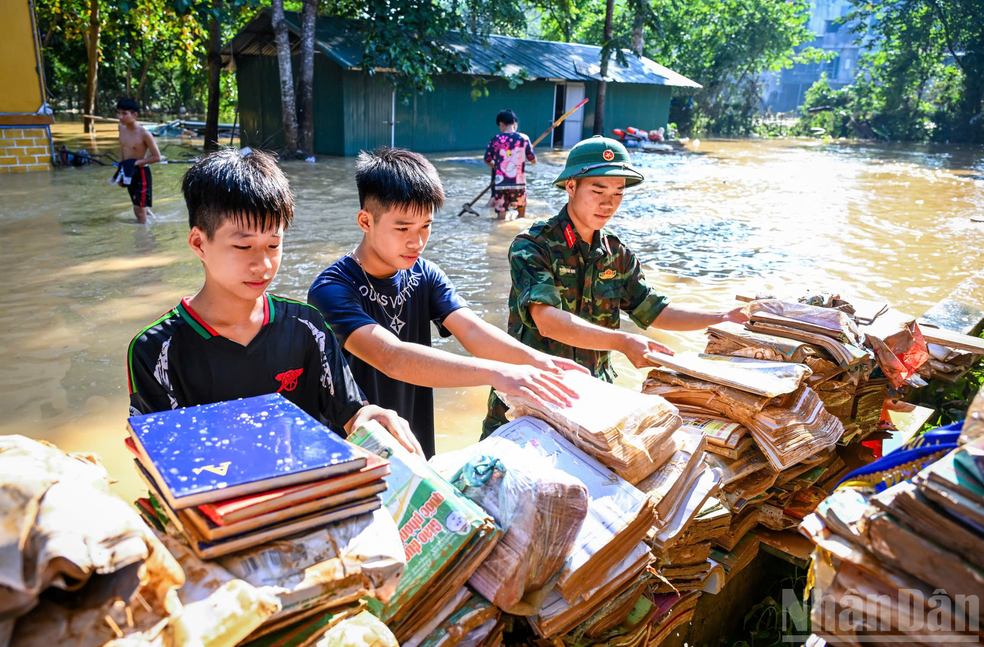 Học sinh hồ hởi cùng bộ đội chuyển sách vở ra ngoài. ndo_br_z7101324407059-45f42c16852bf99d5f1c2b529d687c00.jpg