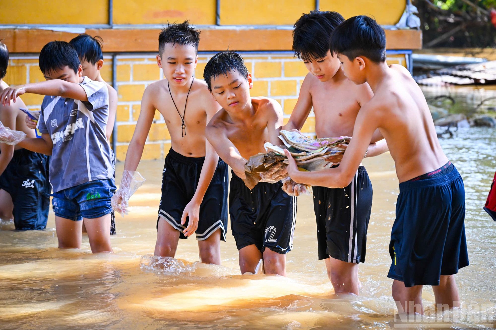 Những “con chữ” được nâng niu cẩn thận dù đã bị ngâm lâu trong bùn nước - hình ảnh xúc động về tinh thần vượt khó của thầy và trò vùng lũ. ndo_br_z7101323509333-b0e987b5db4b0837aeae3e67da72f457.jpg