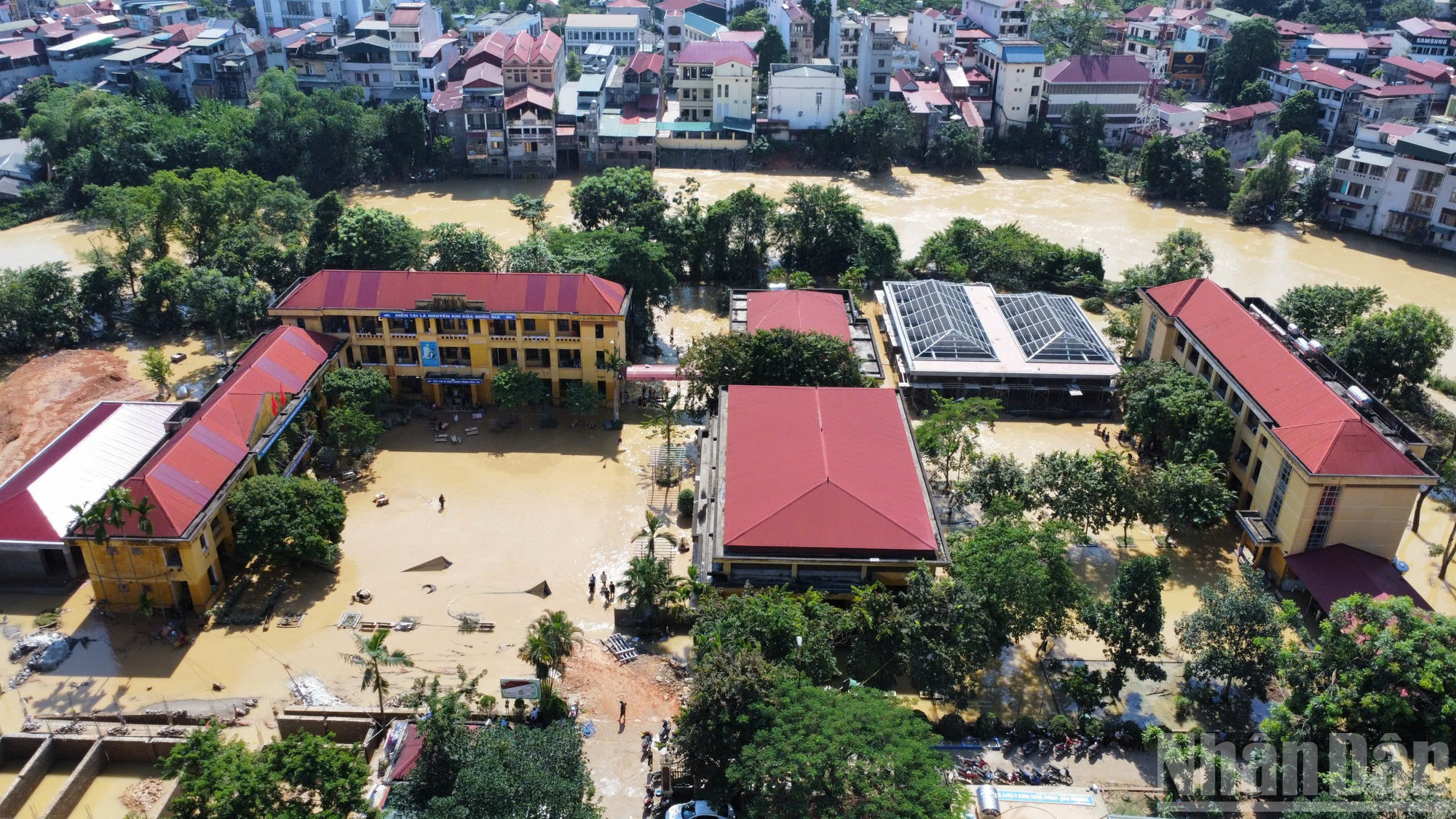 Toàn cảnh Trường phổ thông dân tộc nội trú, THCS và THPT xã Hữu Lũng, tỉnh Lạng Sơn chìm sâu trong nước. ndo_br_z7101411619492-cf8293e9c263467c0c9cce07e1c76e2c.jpg