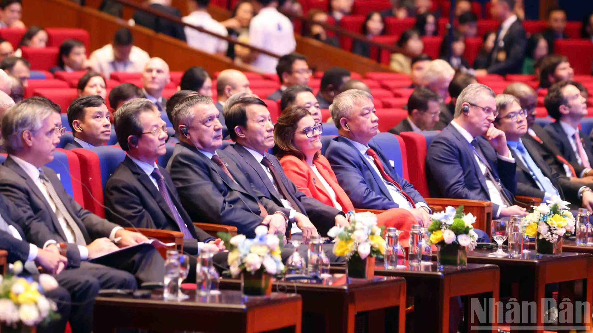 Bộ trưởng Công an Lương Tam Quang và các đại biểu tham dự Phiên bế mạc Lễ mở ký Công ước Hà Nội. (Ảnh: THỦY NGUYÊN) ndo_br_z7157380959750-623a56b536f3a288412108b8d0eaa8b5-4076.jpg