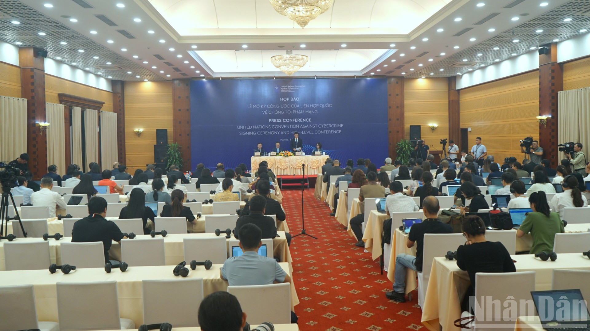 Toàn cảnh họp báo quốc tế về Lễ mở ký Công ước của Liên hợp quốc về chống tội phạm mạng. (Ảnh: TRUNG HƯNG) ndo_br_dsc03436-9239.jpg