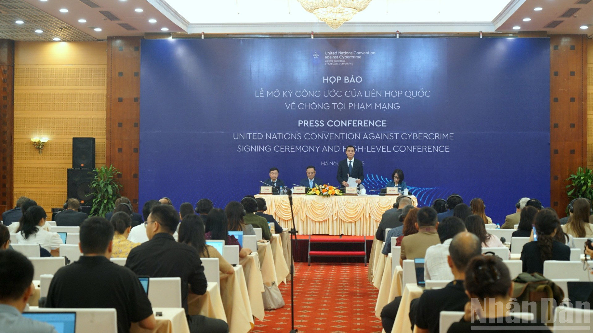 Quang cảnh họp báo quốc tế về Lễ mở ký Công ước của Liên hợp quốc về chống tội phạm mạng. (Ảnh: TRUNG HƯNG)