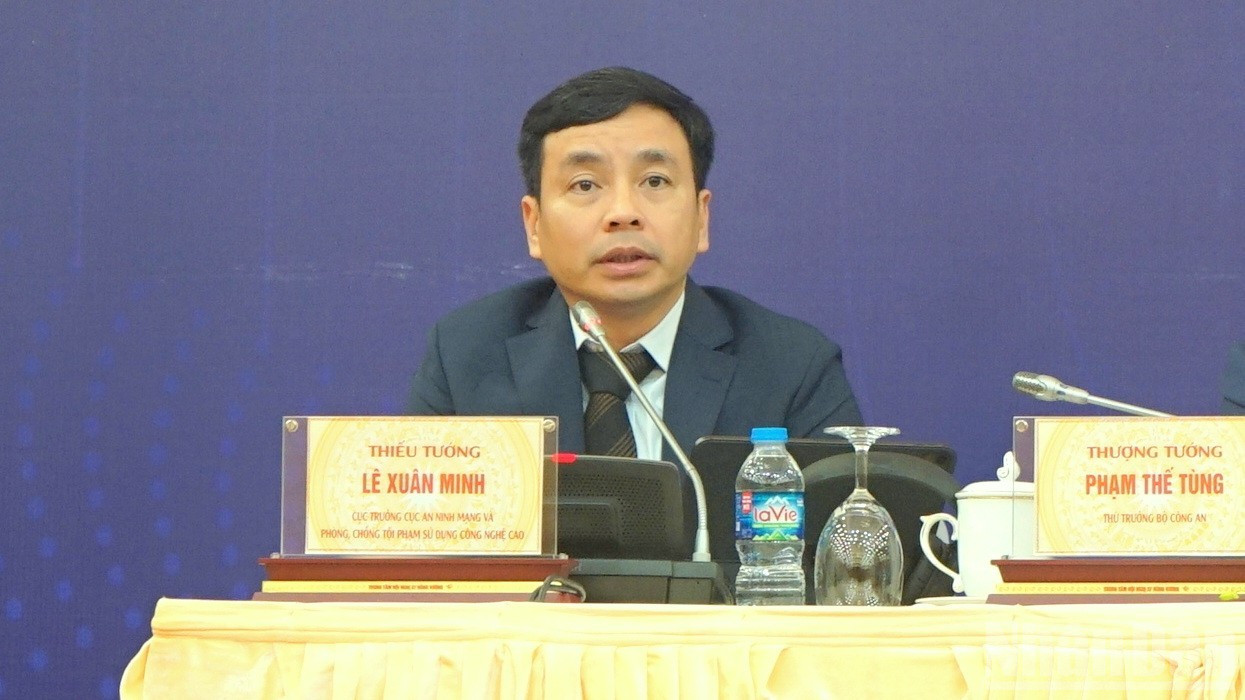 Thiếu tướng Lê Xuân Minh, Cục trưởng Cục An ninh mạng và phòng, chống tội phạm công nghệ cao (Bộ Công an) phát biểu tại họp báo. (Ảnh: TRUNG HƯNG) ndo_br_dsc03440-3904.jpg