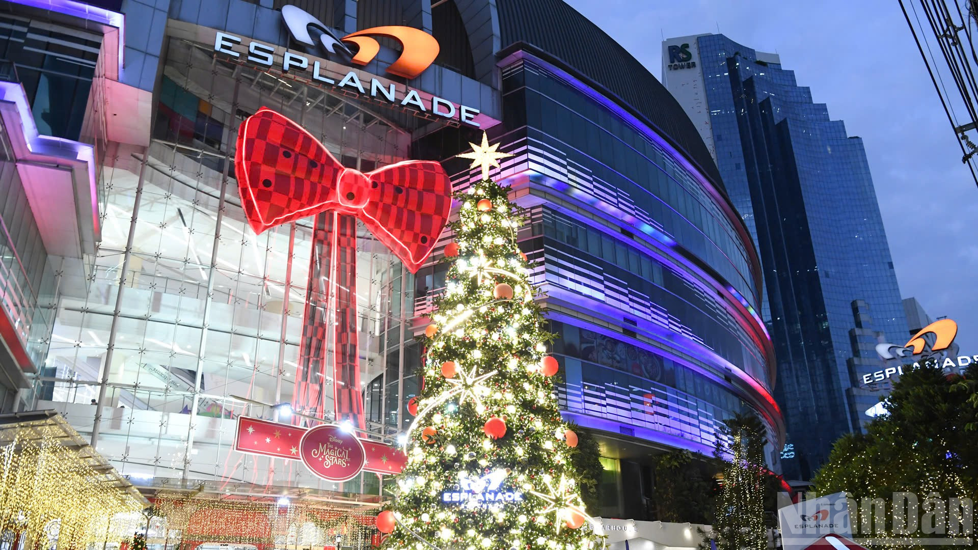 Từ đầu tháng đến nay, cây thông Noel tại hàng chục địa điểm tại Bangkok báo hiệu mùa Giáng sinh đã đến.