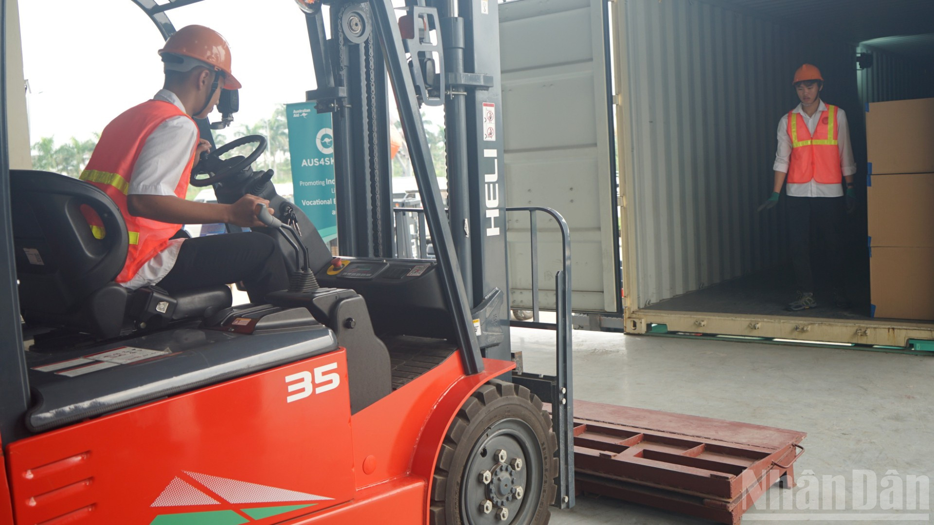 Sinh viên ngành logistics Trường Cao đẳng Hàng hải và Đường thủy 1 trong giờ thực hành mô phỏng. (Ảnh: TRUNG HƯNG)