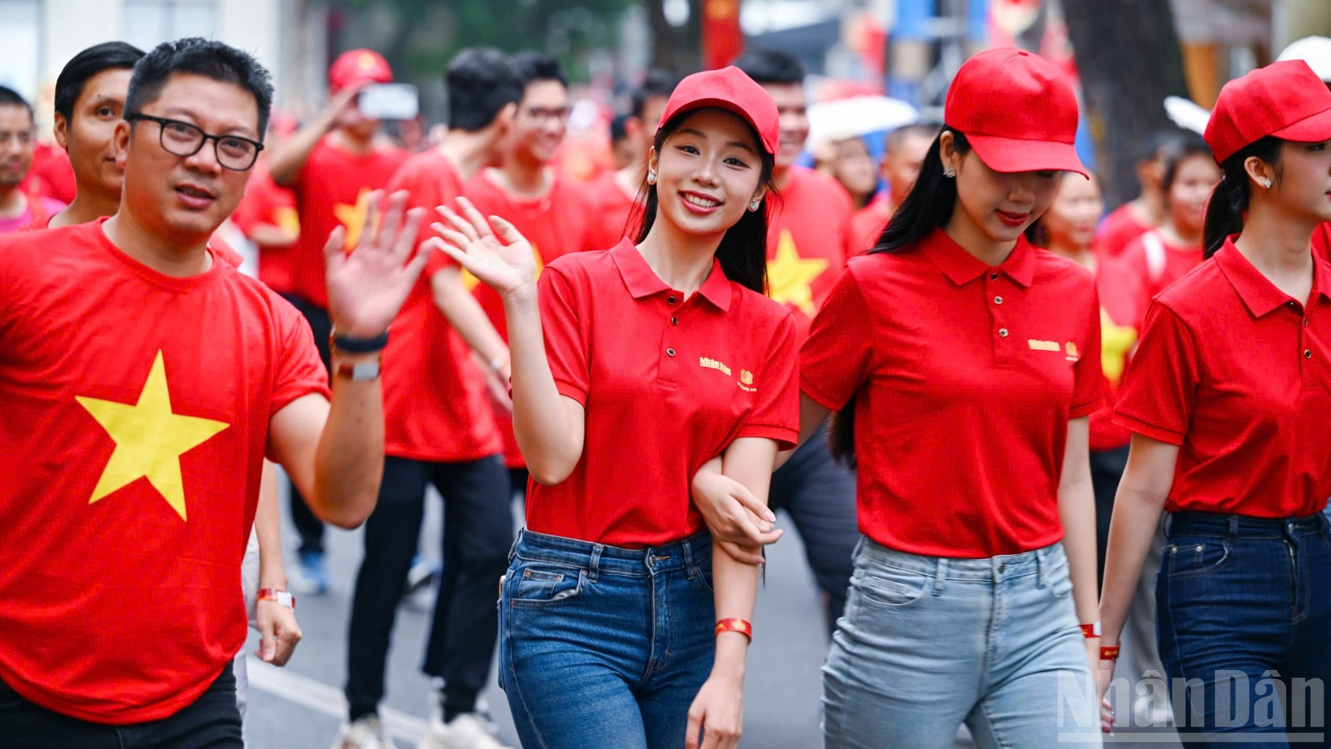 Đại sứ Du lịch và Môi trường Phạm Thùy Dương (thứ 2 từ trái sang) tham gia hưởng ứng chương trình. (Ảnh: THÀNH ĐẠT) ndo_br_0417292bda0c-1926.jpg