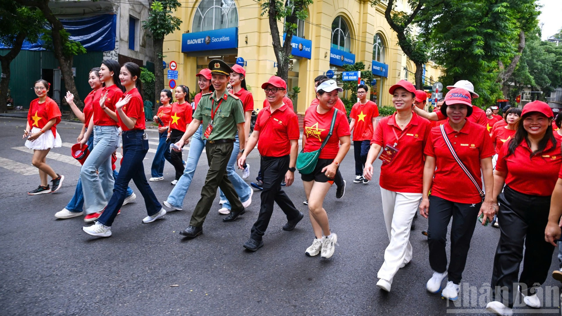 Hàng triệu trái tim trên mọi miền Tổ quốc cùng hòa chung nhịp bước chân. (Ảnh: THÀNH ĐẠT) ndo_br_5f865f8df171c-2305.jpg