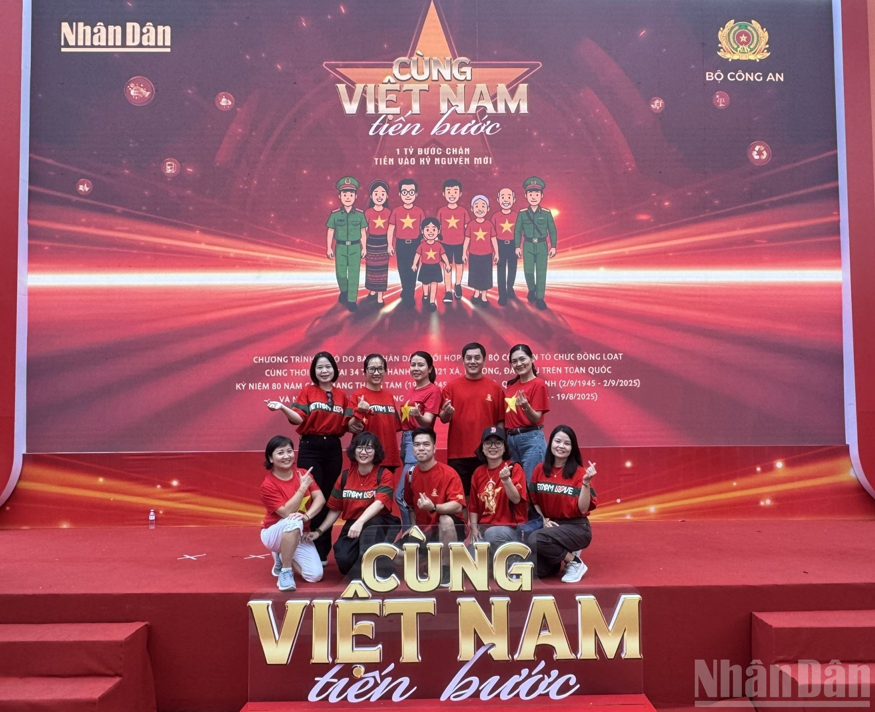 Anh Nguyễn Văn Huy (hàng trên, thứ 2 từ phải sang) cùng các đồng đội từ C05 tham gia chương trình. (Ảnh: TRUNG HƯNG) ndo_br_1f90dd21e.jpg