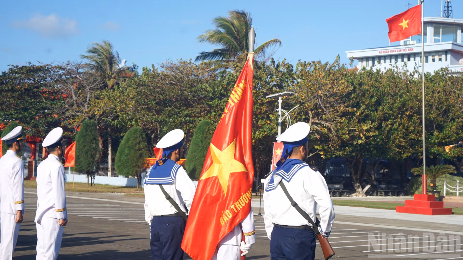 Lễ chào cờ trên đảo Trường Sa. (Ảnh: TRUNG HƯNG)