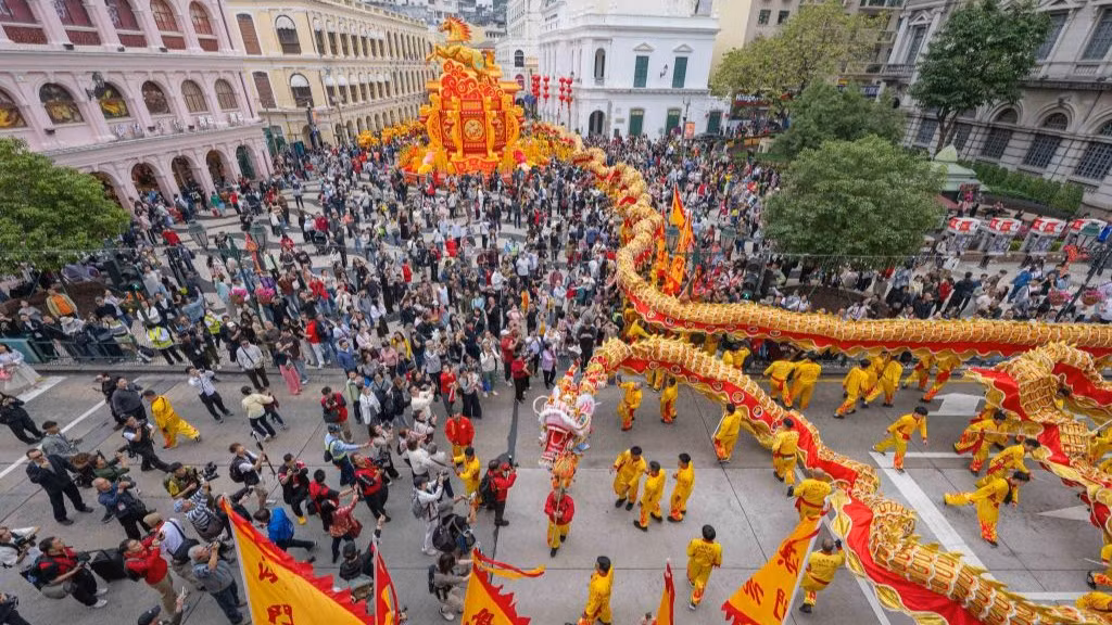 Biểu diễn múa rồng thu hút đông đảo người dân và du khách trên đường phố Ma Cao, Trung Quốc trong ngày đầu năm mới.