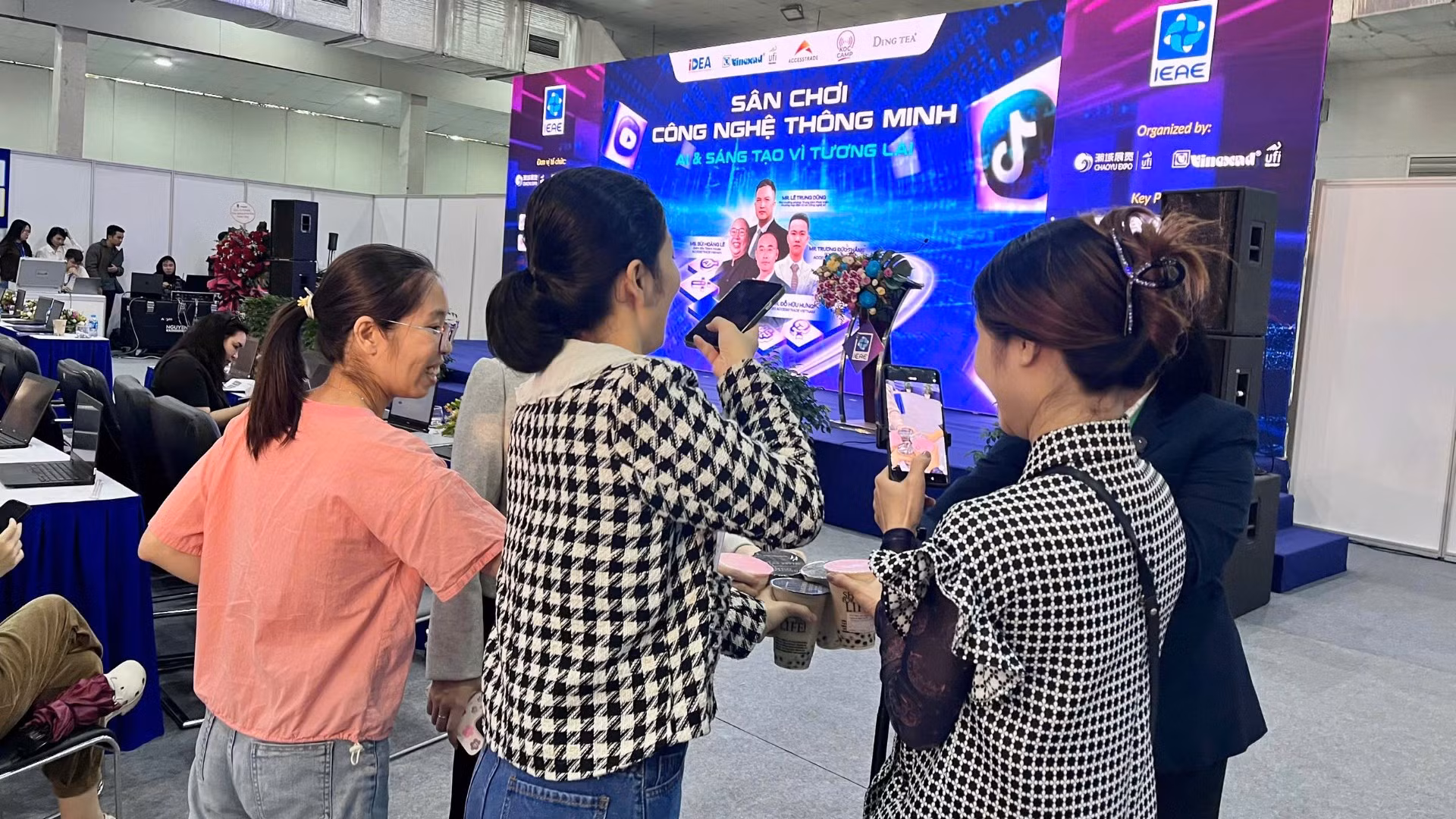 Các bạn trẻ hào hứng thực hành sử dụng AI quay video sản phẩm đăng lên các nền tảng.