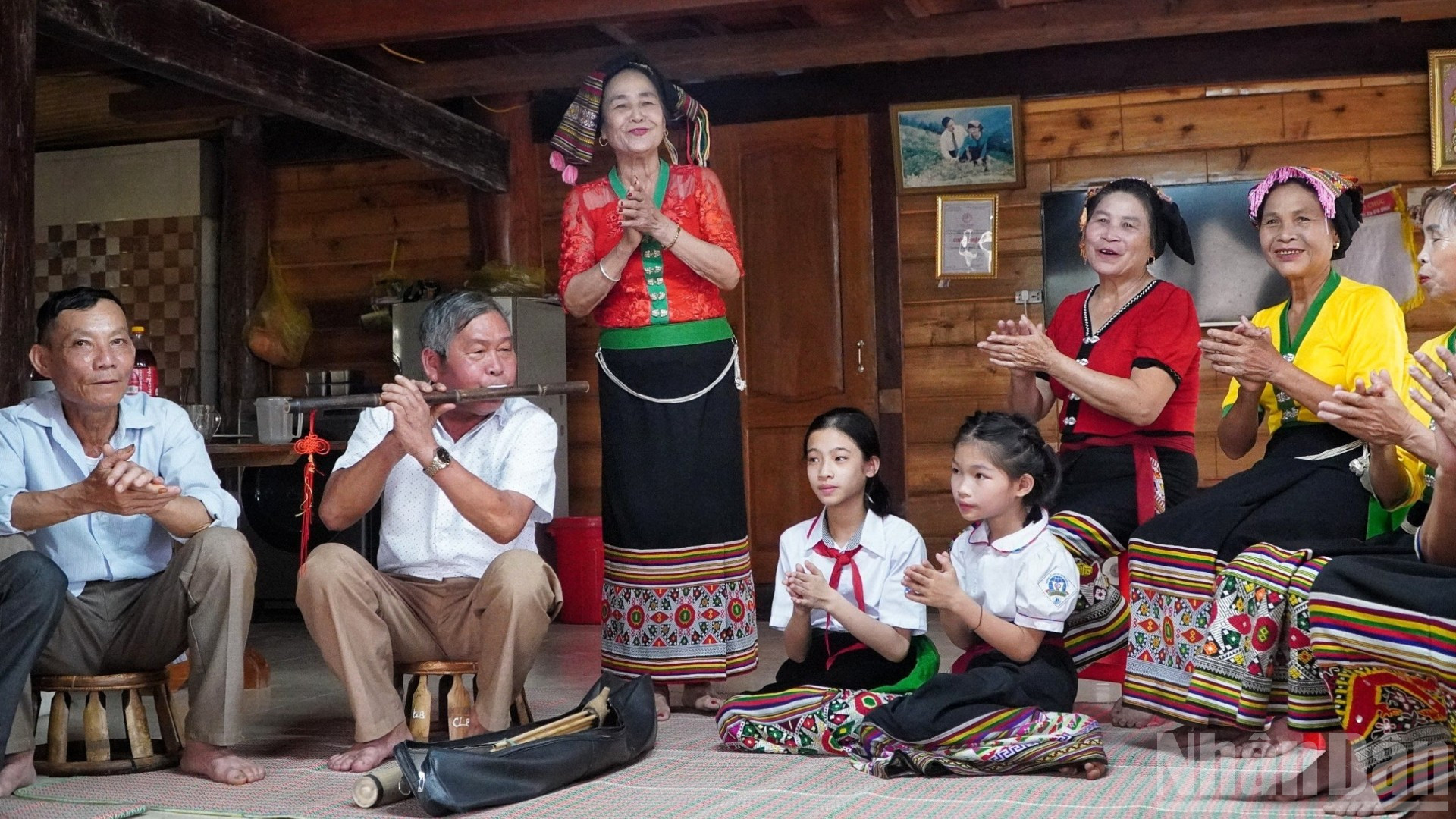 Nghệ nhân truyền dạy các làn điệu dân tộc cho thế hệ trẻ. (Ảnh: nhandan.vn)