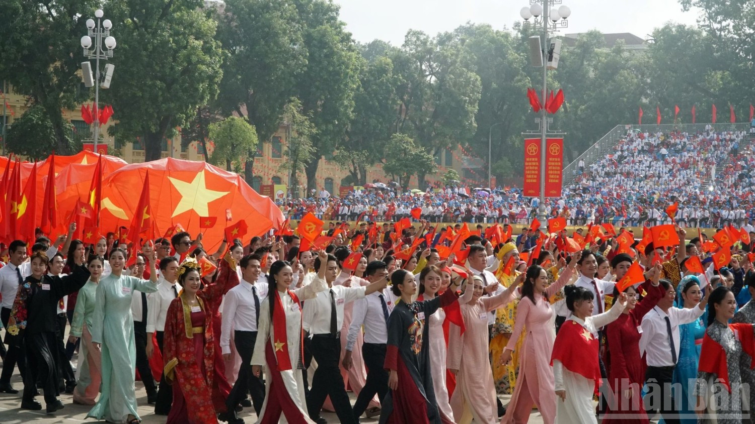 Các nghệ sĩ tham gia khối văn hóa-thể thao diễu hành kỷ niệm 80 năm Cách mạng Tháng Tám thành công và Quốc khánh 2/9. (Ảnh: nhandan.vn)