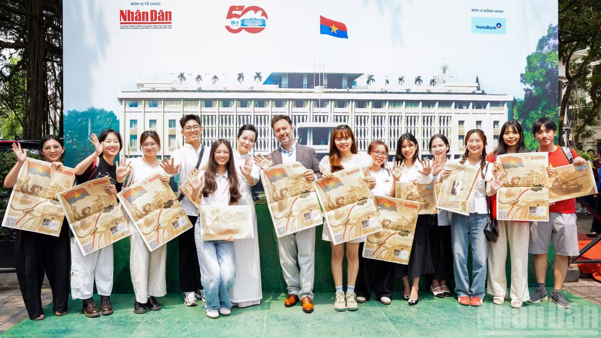 Người nước ngoài tìm hiểu về lịch sử Việt Nam. (Ảnh: KHẮC ANH)