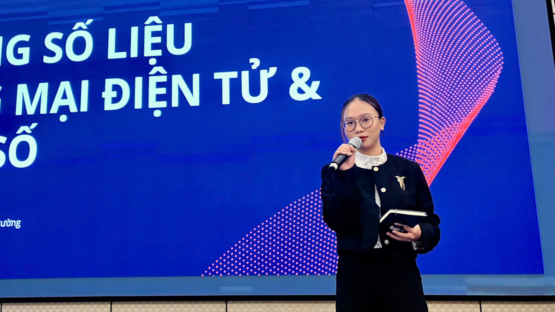 Bà Đỗ Thanh Hương, Trưởng phòng Nghiên cứu thị trường của Công ty cổ phần Khoa học dữ liệu Metric. d781dd041-4003.jpg