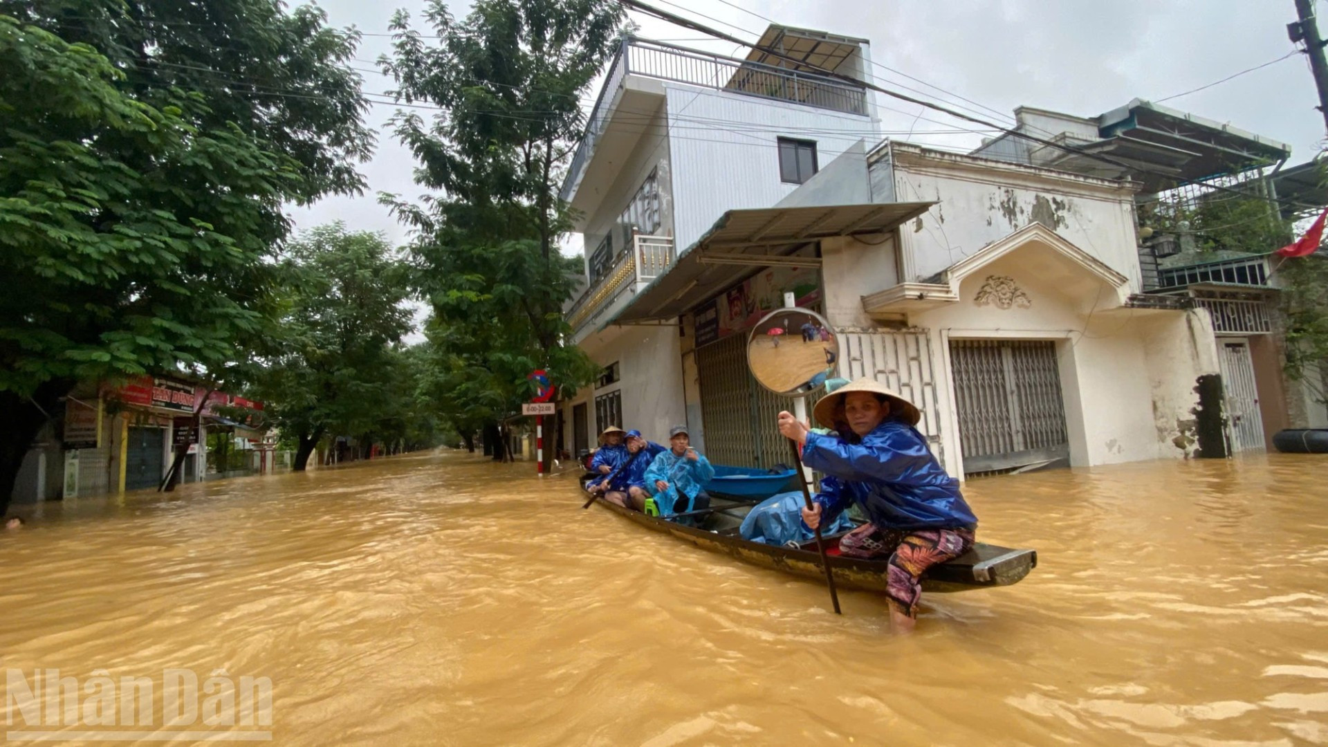 Mưa lũ gây ngập lụt tại thành phố Huế. (Ảnh: QUANG TIẾN)