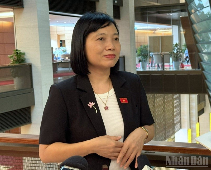 Đại biểu Nguyễn Thị Việt Nga (Đoàn Hải Dương) chia sẻ với phóng viên bên hành lang Quốc hội. (Ảnh: TRUNG HƯNG) ndo_br_z6726361752813-f2c2410280e8b38ba3a0968e3aa9d308.jpg
