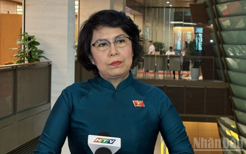 Đại biểu Tô Thị Bích Châu (Đoàn Thành phố Hồ Chí Minh) trả lời phỏng vấn hành lang. (Ảnh: TRUNG HƯNG) ndo_br_z6726362022749-c1d3e2b12ed2ba71b77e7ec41d66e519.jpg