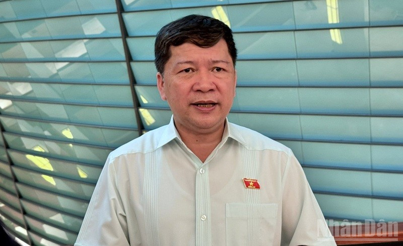Đại biểu Tạ Văn Hạ (Đoàn Quảng Nam) trả lời phỏng vấn báo chí. (Ảnh: TRUNG HƯNG) ndo_br_z6726362247141-7b9cb28f6d1e0c6b1d4fa0ba3065fdde.jpg