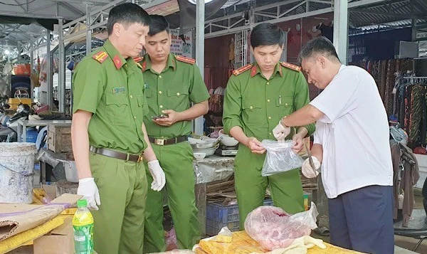 Tin Chung - Trang 1 Cơ Quan Chức Năng Lấy Mẫu Thịt Lợn Để Xét Nghiệm.