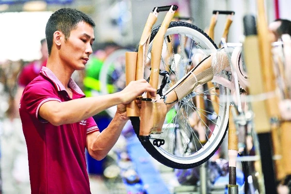 Dây chuyền sản xuất xe đạp Thống Nhất, góp phần nâng tầm giá trị sản phẩm “Made in Vietnam”. (Ảnh: THÀNH ĐẠT) 