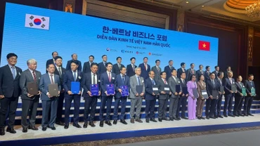 Lãnh đạo Tập đoàn CT Group cùng các đối tác trao thỏa thuận hợp tác.