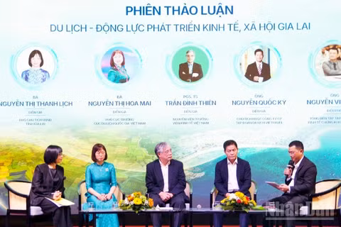 Các diễn giả thảo luận tại diễn đàn.