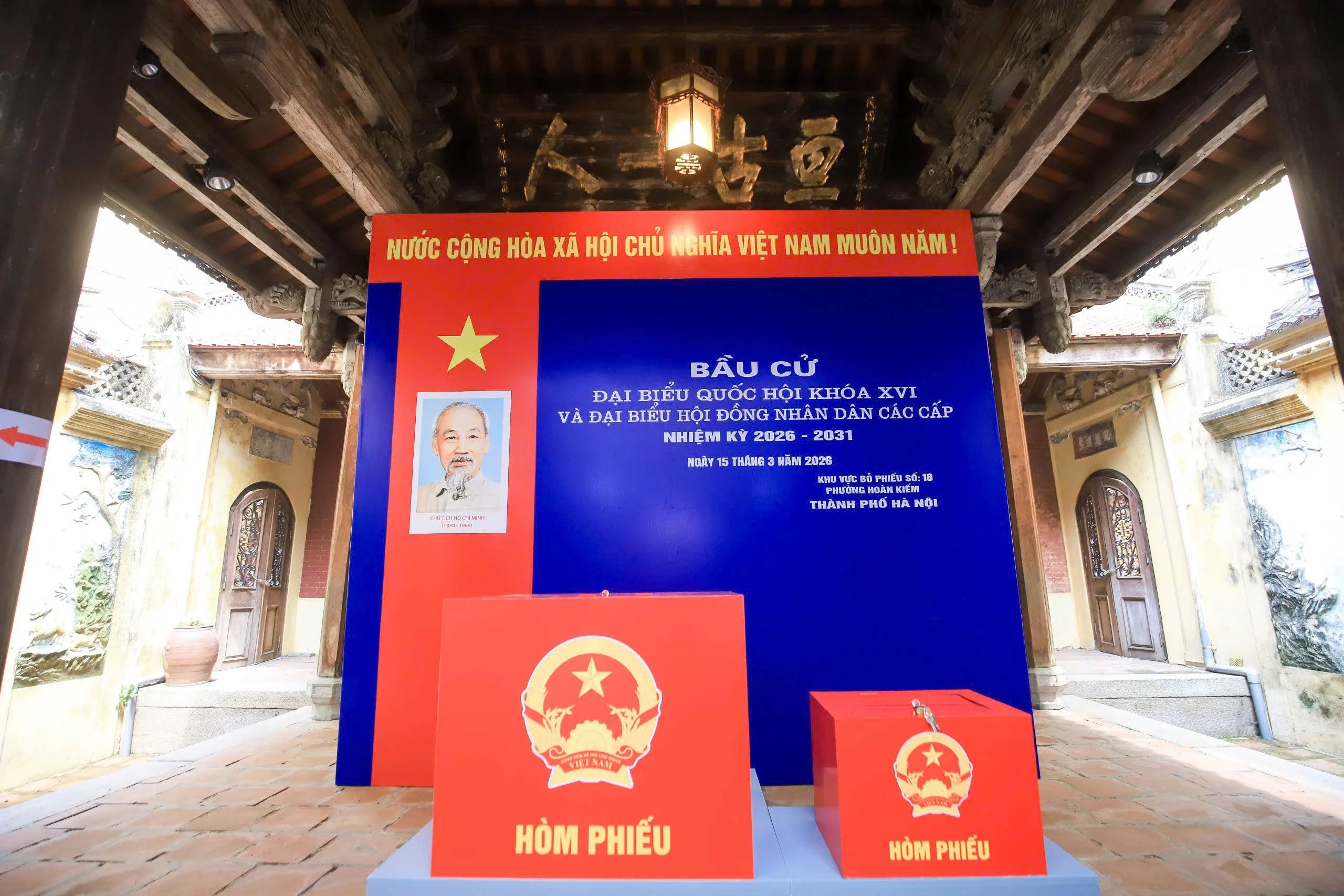 Hà Nội rực rỡ sắc đỏ, di tích lịch sử trở thành điểm bỏ phiếu cho Ngày bầu cử
