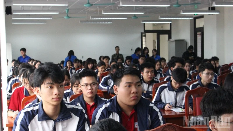 Thế Hệ Trẻ Hào Hứng Với Lá Phiếu Đầu Tiên Trong Kỳ Bầu Cử Quốc Hội Khóa XVI