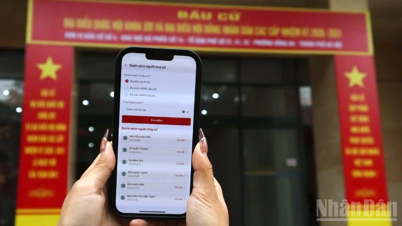 Người trẻ hào hứng đi bầu cử từ sớm, lan tỏa tinh thần trách nhiệm công dân