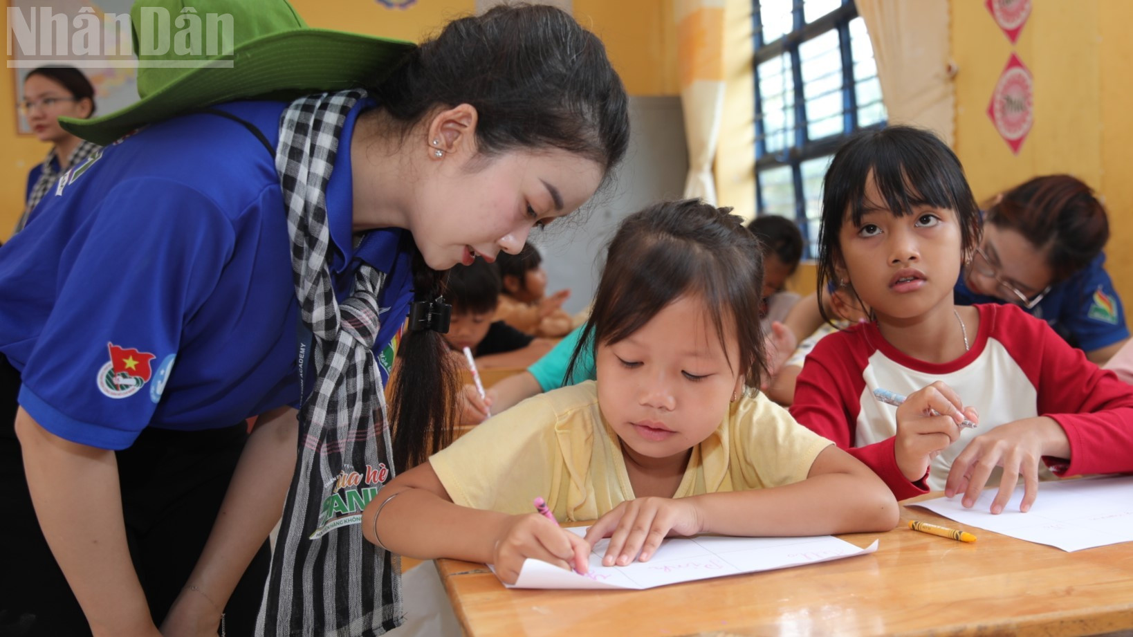 Các bạn sinh viên Học viện Hàng không Việt Nam hỗ trợ các em học sinh xã biên giới Đắk Ơ học bài trong dịp hè. ndo_tl_22.jpg