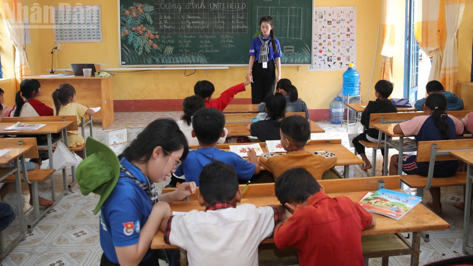 Lớp học hè do các bạn sinh viên Học viện Hàng không Việt Nam tổ chức tại xã biên giới Đắk Ơ. ndo_tl_66.jpg
