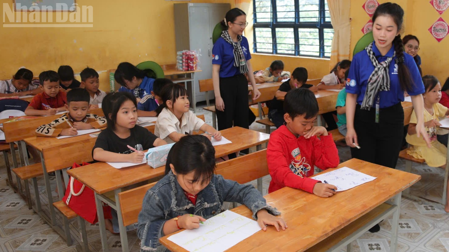 Các bạn sinh viên tình nguyện dạy học trong dịp hè cho học sinh tại xã Đắk Ơ, tỉnh Đồng Nai.