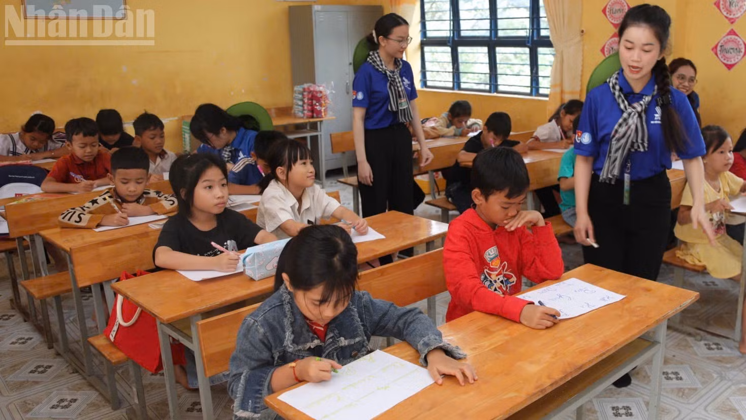 Các bạn sinh viên tình nguyện dạy học trong dịp hè cho học sinh tại xã Đắk Ơ, tỉnh Đồng Nai.