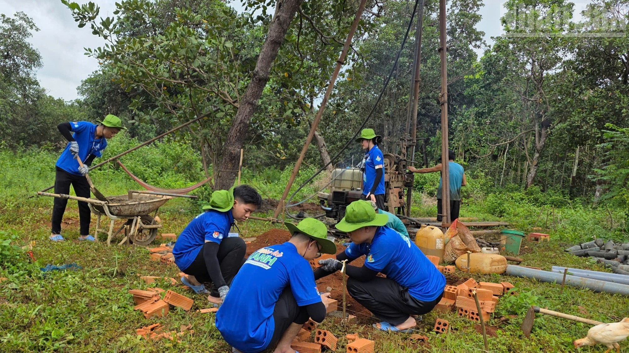 Các bạn sinh viên Học viện Hàng không Việt Nam xây khuôn viên giếng tập trung tại đội 1, thôn Bù Khơn, xã Đắk Ơ. ndo_tr_55.jpg