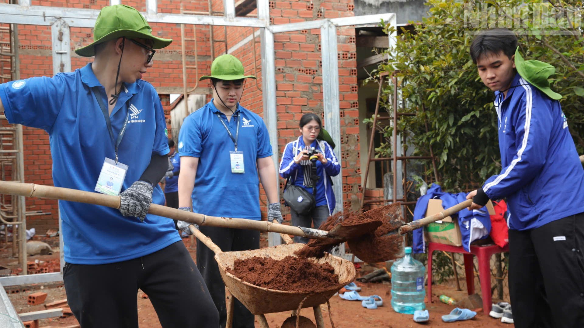 Các bạn sinh viên Học viện Hàng không Việt Nam hỗ trợ gia đình anh Nguyễn Chí Tâm, thôn 7, xã Đắk Ơ xây nhà. ndo_tr_11.jpg