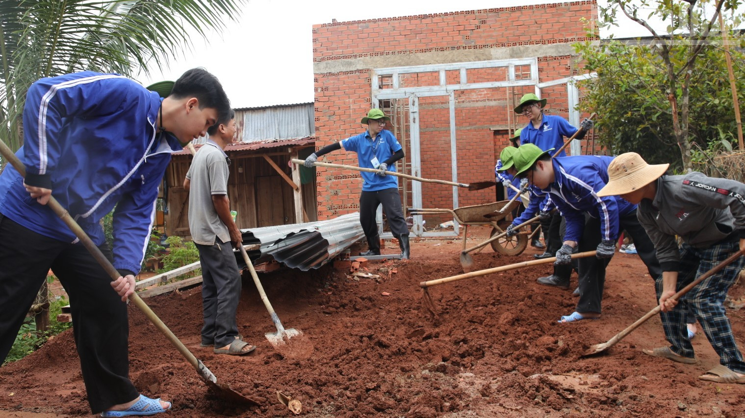 Các bạn sinh viên Học viện Hàng không Việt Nam hỗ trợ gia đình anh Nguyễn Chí Tâm, thôn 7, xã Đắk Ơ san lấp mặt bằng. ndo_tr_333.jpg