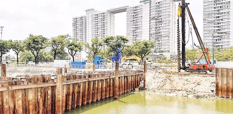 Thi công dự án khắc phục sự cố sụt lún, sạt lở đường ven kênh Tàu Hủ (phường Chánh Hưng, Thành phố Hồ Chí Minh).