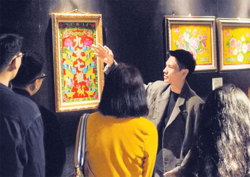 Khách tham quan triển lãm “Sắc Nam thấu kiếng” vừa được tổ chức tại Thành phố Hồ Chí Minh. (Ảnh CTV)