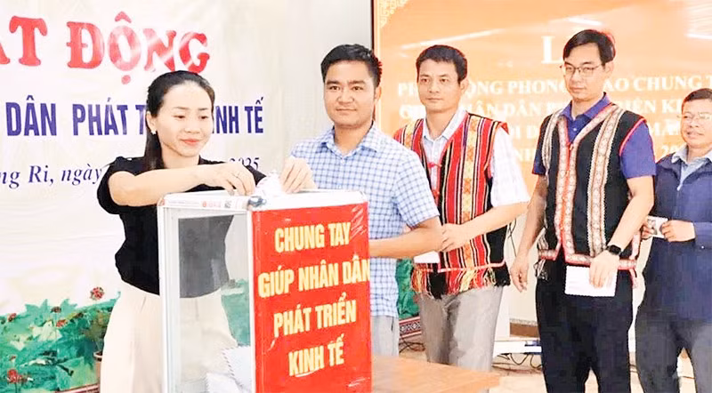 Cán bộ, viên chức xã Măng Ri ủng hộ tại lễ phát động.