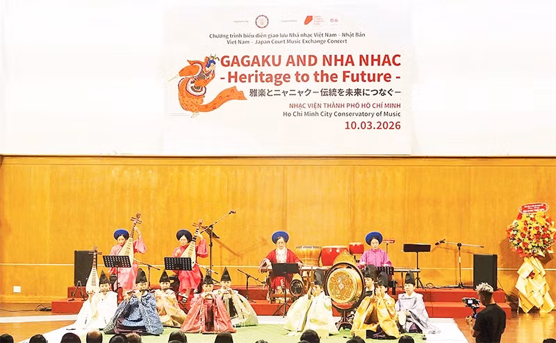 Tiết mục biểu diễn kết hợp Việt Nam-Nhật Bản. (Ảnh MẠNH HẢO)
