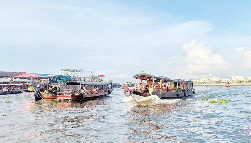 Du khách tham quan chợ nổi Cái Răng, thành phố Cần Thơ.