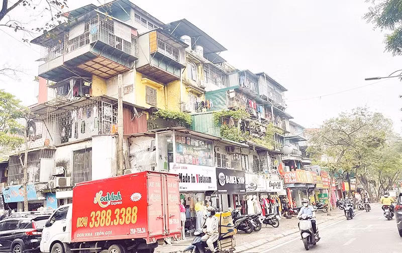 Nhiều khu chung cư cũ xuống cấp ở Hà Nội cần cải tạo, xây dựng lại.