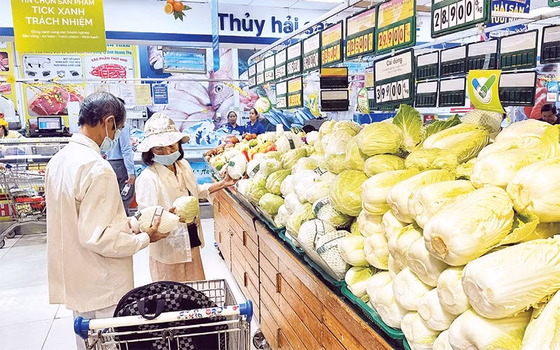 Người dân tìm mua rau xanh đạt chứng nhận “Tick xanh trách nhiệm” trong một siêu thị Co.opmart ở thành phố.