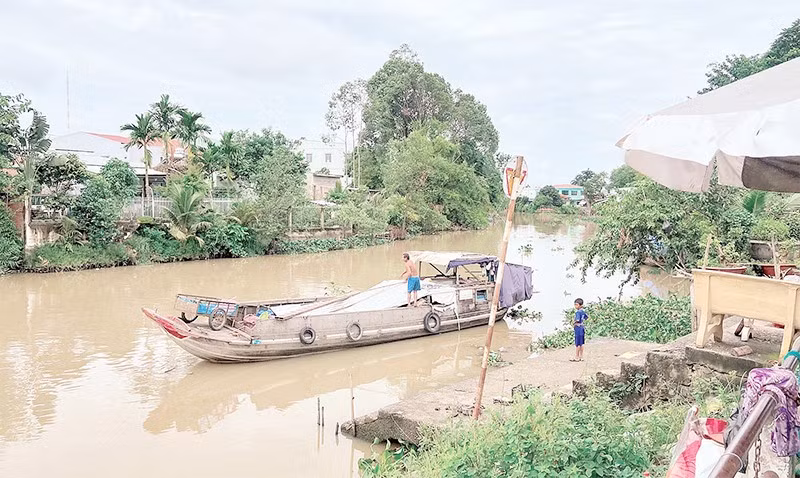 Ghe rời bến chợ quê Rạch Chanh, phường Mỹ Trà, tỉnh Đồng Tháp.